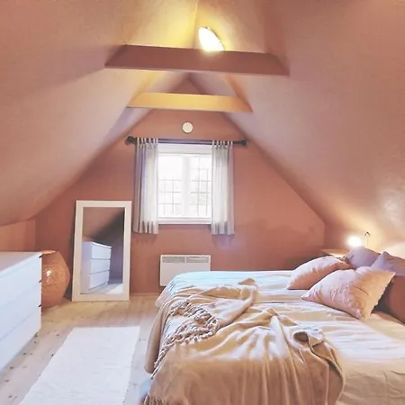 Charmerende I Den Gamle Kirkesmedje * Ronne