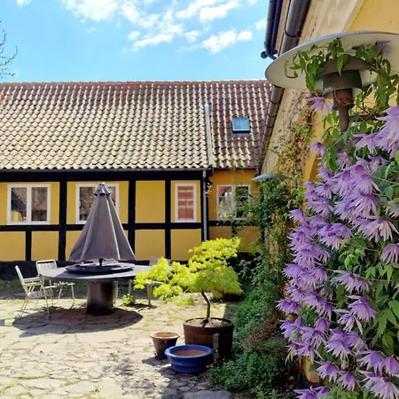 Charmerende I Den Gamle Kirkesmedje Ronne