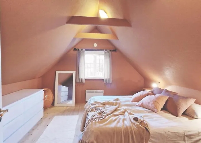 Charmerende I Den Gamle Kirkesmedje * Ronne