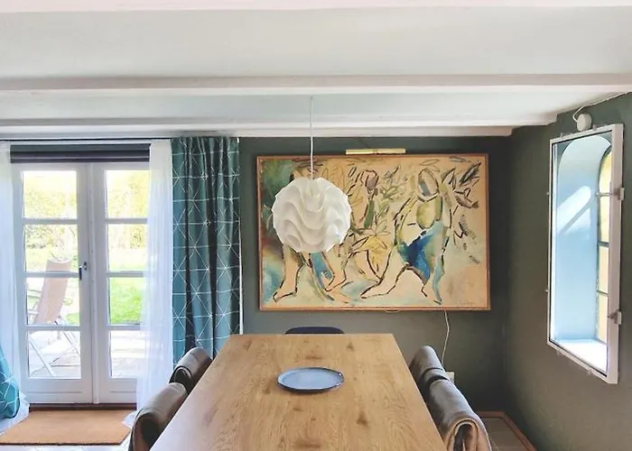 Charmerende I Den Gamle Kirkesmedje Apartment Ronne