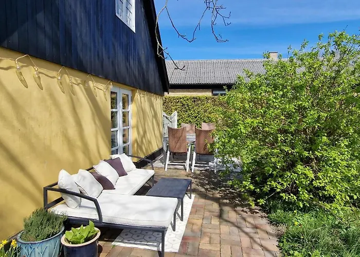 Charmerende I Den Gamle Kirkesmedje Apartment Ronne