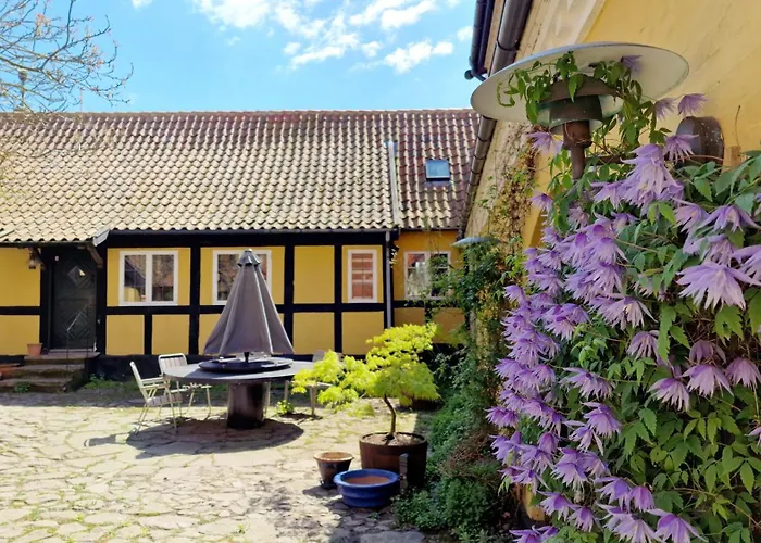 Charmerende I Den Gamle Kirkesmedje Rønne